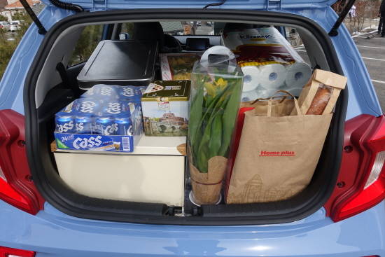 올 뉴 모닝은 2열 시트를 완전히 접을 경우 1010ℓ까지 화물적재가 가능해 공간 활용성이 극대화된 것이 특징이다. = 노병우 기자