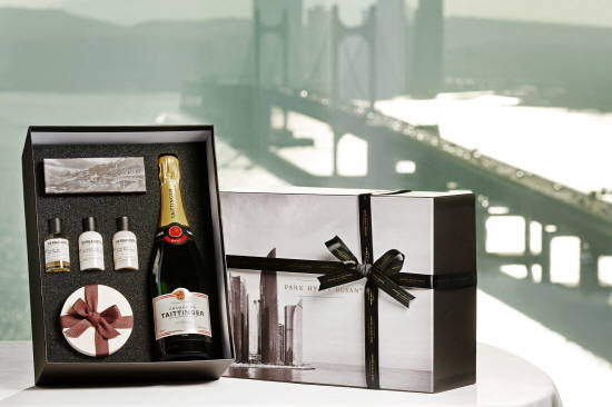 파크 하얏트 부산이 개관 4주년 기념으로 판매하는 미스터리 박스. ⓒ 파크 하얏트 부산