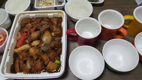 즉석밥과 배달음식으로 꾸려진 상차림. ⓒ 프라임경제
