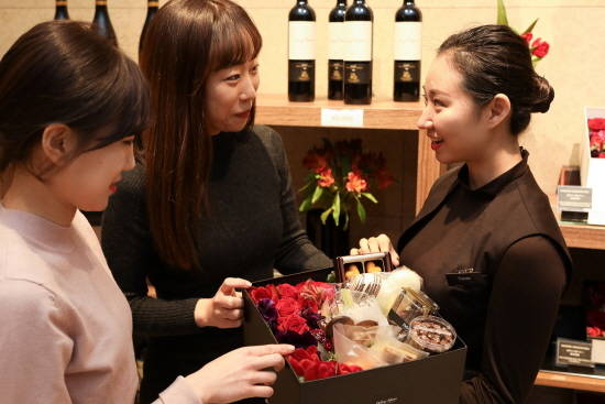 (주)부산롯데호텔 델리카한스를 찾은 고객들이 직원으로부터 러브 박스를 소개 받고 있다. ⓒ ㈜부산롯데호텔