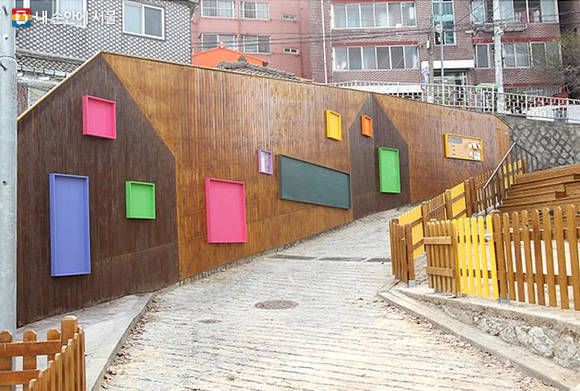 서울시 강북구 삼양동이예요. 골목길을 범죄예방디자인을 적용해서 밝은 분위기로 바꾸었어요. ⓒ 서울시