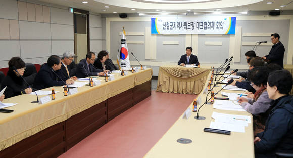 허기도 산청군수가 지역사회보장 대표협의체 회의를 개최하고 있다. ⓒ 산청군