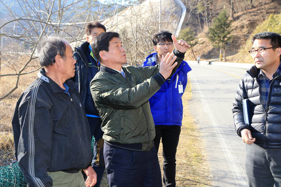 허기도 산청군수가 대원사 인근 급경사지에서 해빙기 안전점검을 실시하고 있다. ⓒ 산청군청