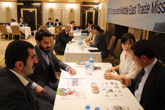 진주시가 중동국가 바이어들과 수출상담을 하고 있다. ⓒ 진주시청