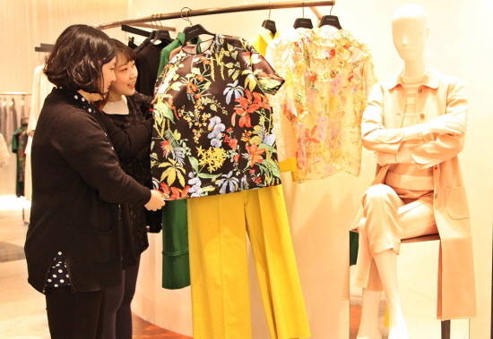 15일 신세계 센텀시티 2층 분더샵에서 고객이 다가오는 봄에 어울리는 화사한 꽃무늬 블라우스를 살펴보고 있다. ⓒ 신세계 센텀시티