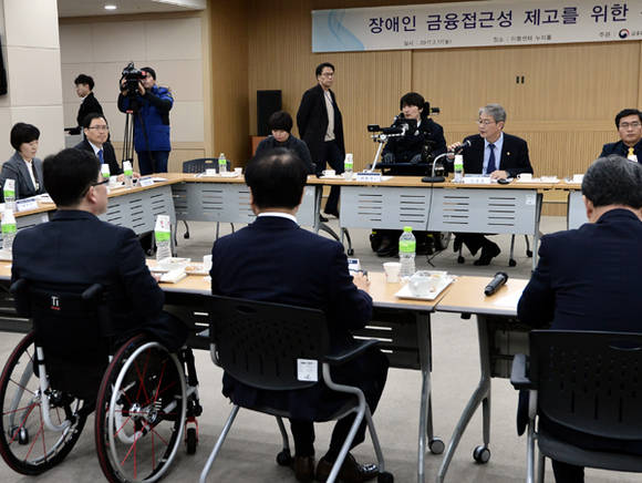 임종룡 금융위원장이 17일 오후 서울 영등포구 여의도 이룸센터에서 열린 '장애인 금융이용 관련 간담회'에 참석해 모두발언을 하고 있다. ⓒ 뉴스1