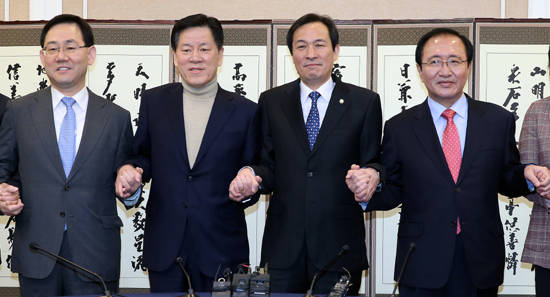 야 4당 원내대표가 19일 여의도 국회에서 회동에 앞서 손을 맞잡고 있다. 이날 야 4당 원내대표는 2월 국회 정상화와 특검 연장을 관철시키기 위한 방은 등을 논의한다. 왼쪽부터 주호영 바른정당, 주승용 국민의당, 우상호 더불어민주당, 노회찬 정의당 원내대표. ⓒ 뉴스1
