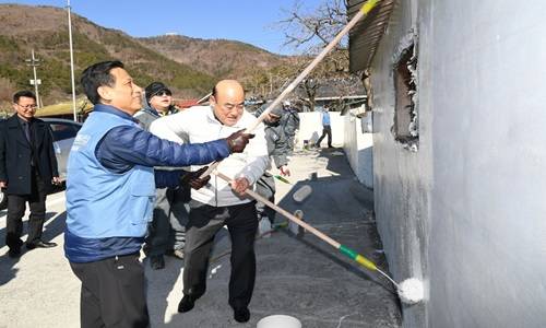 김학동 소장(왼쪽)과 정현복 시장(오른쪽)이 함께 봉사활동을 하고 있다 ⓒ 광양제철소