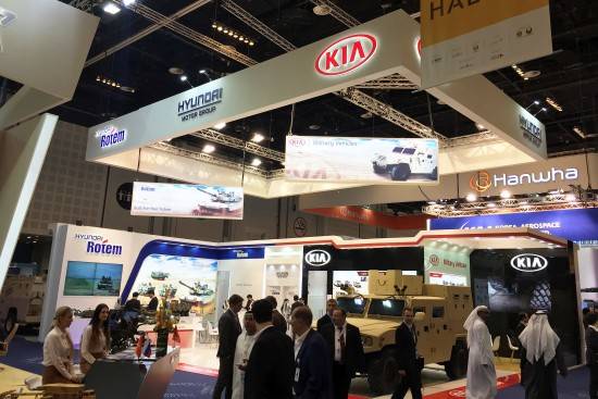 UAE 아부다비에서 열리는 UAE 국제 방산 전시회(IDEX 2017)에 참가한 현대로템 전시관 전경. ⓒ 현대로템