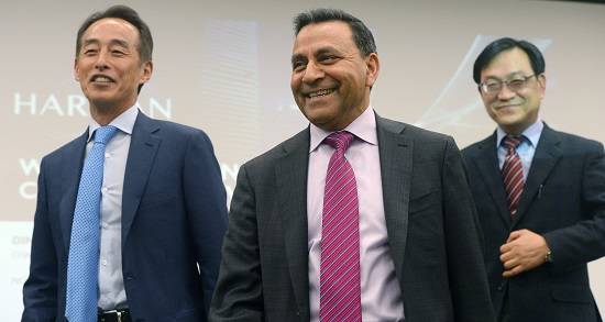 (왼쪽부터)손영권 삼성전자 전력혁신센터 사장, 디네쉬 팔리월(Dinesh Paliwal) 하만 최고경영자, 박종환 전장사업팀 부사장. ⓒ 뉴스1