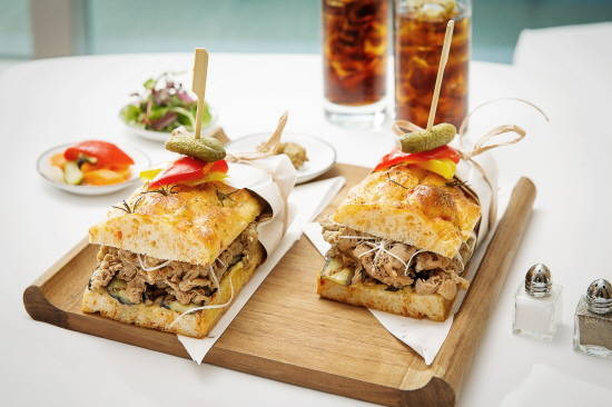 '스프링 이스케이프' 패키지에서 제공하는 특제 롱 파니니 2인 세트. ⓒ 파크 하얏트 부산