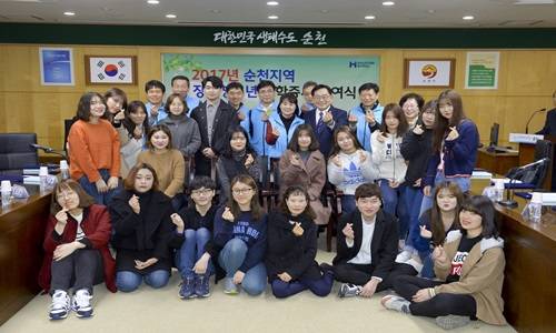 현대제철 한뜻회봉사대와 조충훈시장, 청소년들의 단체사진 ⓒ 순천시