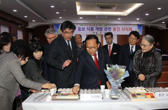 차정섭 군수가 홍보 식품 시식회에서 가공식품들을 살펴보고 있다. ⓒ 함안군