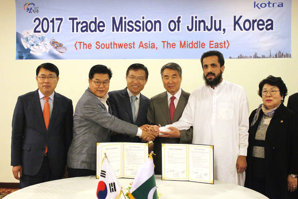 이창희 시장과 종합무역사절단이 파키스탄 카라치에서 수출계약을 하고 있다. ⓒ 진주시청