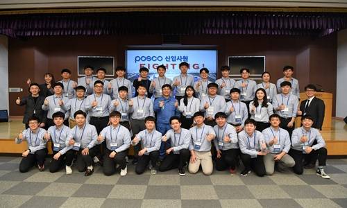 포스코 신입사원들이 특강 후 새로운 각오 다짐으로 엄지척을 하고 있다 ⓒ 광양제철소