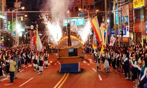 지난 제50회 여수거북선축제 당시 '통제영 길놀이' 장면. ⓒ 여수시