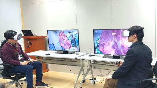 SK텔레콤은 3차원 홀로그래픽 통신 기술 '텔레프레즌스'를 오는 27일부터 스페인 바르셀로나에서 열리는 MWC 2017에서 선보인다. 사진은 텔레프레즌스를 시연하고 있는 모습. ⓒ 프라임경제