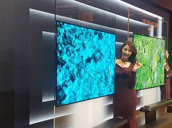 LG전자가 23일 서울시 서초구 서초R&D캠퍼스에서 2017년 TV 신제품 발표회를 열고 시그니처 올레드TV W시리즈를 비롯해 울트라 올레드 TV, 슈퍼 울트라HD TV를 공개했다. ⓒ 프라임경제