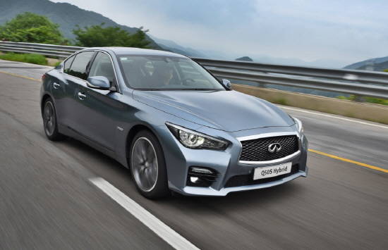인피니티 Q50S 하이브리드는 스포츠카에 버금가는 364마력의 강력한 퍼포먼스는 물론, 역동적인 디자인과 탁월한 연료 효율성을 모두 겸비한 고성능 하이브리드 세단이다. ⓒ 인피니티 코리아