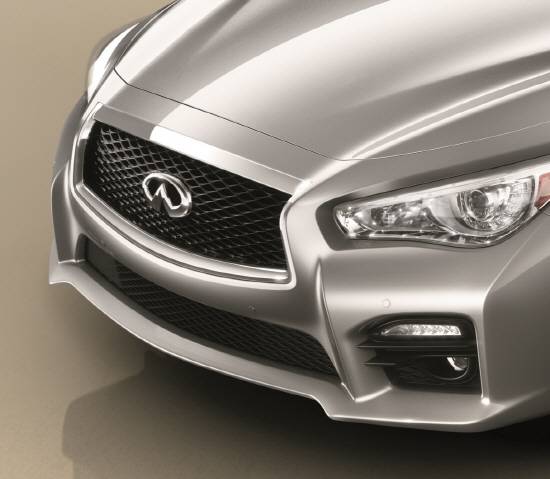 인간과 자연으로부터 영감을 얻은 유려한 곡선으로 디자인된 Q50은 브랜드 '컨셉트카' △에센스 △에세라 △이머지 등에 적용된 독창적 디자인 DNA를 자연스럽게 녹였다. ⓒ 인피니티 코리아