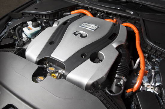 Q50S는 3.5ℓ 6기통 가솔린 엔진(306ps)과 고출력 50㎾ 전기모터(68ps)를 탑재해 최고출력 364ps라는 스포츠카 수준의 강력한 퍼포먼스를 선사한다. ⓒ 인피니티 코리아