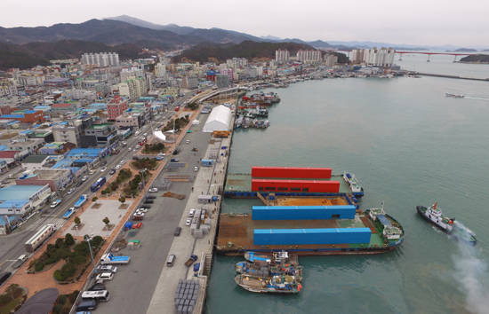 2017완도국제해조류박람회를 50일 앞두고 완도항 일원에서 전시관 설치공사가 한창이다.ⓒ완도군