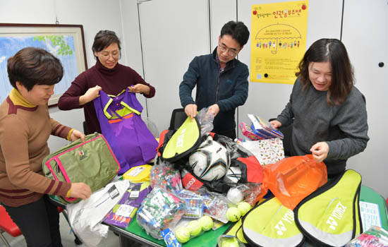 광주시청 직원들이 네팔 현지에 보낼 물품들을 정리하고 있다. ⓒ 광주광역시