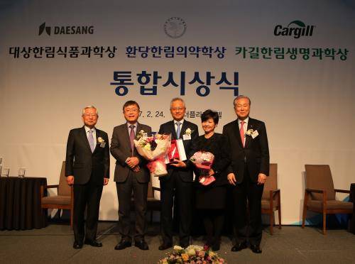 이무근 한국과학기술한림원 이사장, 이상철 대상식품BU 대표, 서진호 서울대 교수, 이명원 한국과학기술한림원장 등 주요 인사들이 기념 촬영하고 있다. ⓒ 대상