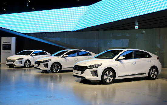 현대차는 기존 아이오닉 하이브리드 및 일렉트릭 모델과 더불어 이번에 아이오닉 플러그인을 출시하면서 국산 최초 친환경차 전용 모델인 현대차 '아이오닉 풀 라인업'을 갖추게 됐다. ⓒ 현대자동차