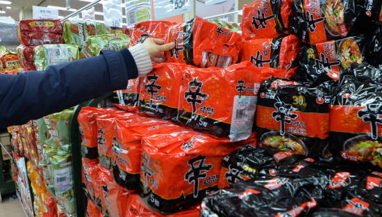 라면값이 많이 올랐어요. 농심이라는 회사는 라면 값을 5.5%나 올렸는데요. 신라면은 780원에서 830원으로 올랐어요. ⓒ 뉴스1