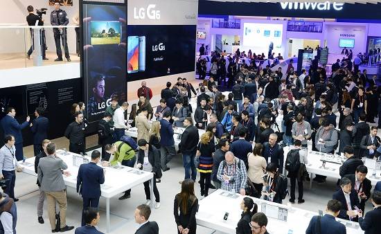 스페인 바르셀로나에서 개최된 MWC 2017 내 LG전자 부스. 화웨이와 더불어 참관객들의 방문을 가장 많이 받은 것으로 알려졌다. ⓒ LG전자