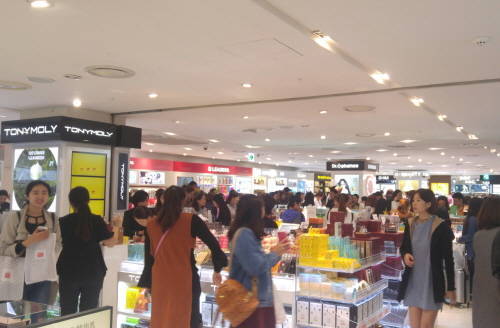 서울 명동 롯데백화점 본점 내부에 설치된 면세점을 중국인들이 메우고 있다. = 임혜현 기자