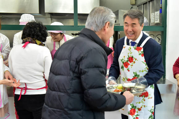 이창희 시장이 사랑의 떡국행사에 참여하고 있다. ⓒ 진주시청