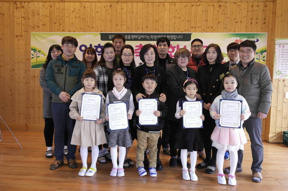 갈육초등학교 새내기들이 입학식을 하고 있다. ⓒ 하동군청
