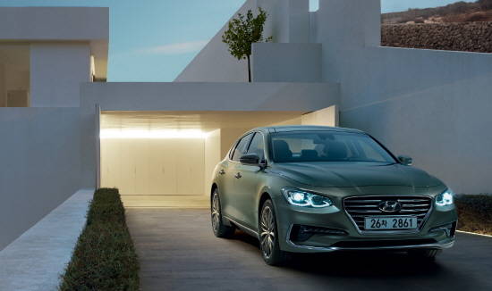 지난해 12월 신형모델의 본격 판매에 돌입한 그랜저는 이후 3개월 연속 '1만대 판매 돌파' 기록을 세우면서 브랜드 판매를 견인했다. ⓒ 현대자동차