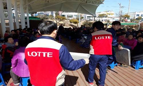 롯데케미칼 여수공장 샤롯데 봉사단이 어르신들에게 음식을 제공하고 있다 ⓒ 롯데케미칼