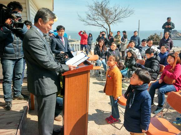 청파초등학교 이민철 교장이 녹도분교 류찬희 군(오른쪽)과 옆 섬마을 호도분교 고가은양의 입학허가 선언을 하고 있다. ⓒ 충남도교육청