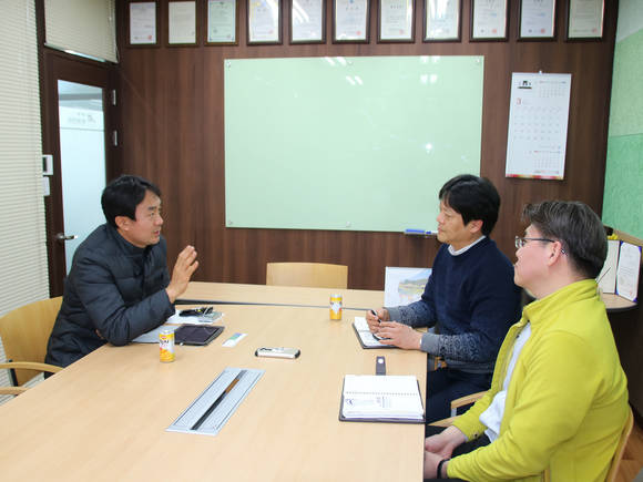 3일 하남시의 벤처기업 등록 1호 업체인 아트에이브이(주)에서 김상호 예비후보(사진 맨 왼쪽)와 권우철 대표이사(사진 가운데), 박용선 영업총괄본부장(사진 맨 오른쪽)이 간담회를 하고 있다. ⓒ 김상호 하남시장 보궐선거 더불어민주당 예비후보 선거사무소