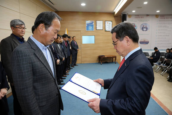 노박래 군수가 2일 ‘2016년 서천군 성과 자체 평가’ 결과를 발표하고, 우수부서에 대하여 시상하고 있다. ⓒ 서천군