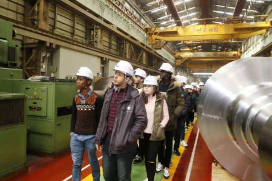 지난 4일 고려대 공과대학 외국인 학생 70여명이 경남 창원에 위치한 두산중공업 공장을 방문해 생산시설과 제품 등을 둘러보고 있다. ⓒ 두산중공업