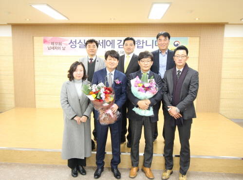 풀잎채 관계자들이 정인기 대표의 수상을 축하하며 기념촬영을 하고 있다. ⓒ 풀잎채