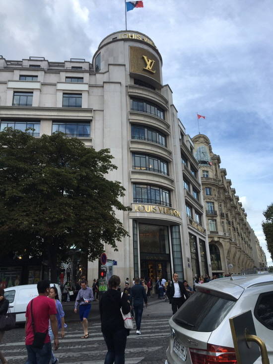 파리 샹젤리제 거리에 위치한 루이비통 매장. ⓒ 프라임경제
