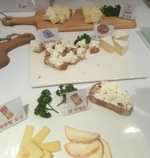 프랑스에는 400여 개 이상의 다양한 치즈가 있다. 미국·영국은 슬라이스치즈, 네덜란드의 하우다 치즈는 구멍 없이 동글납작한 모양이다. 스위스의 에멘탈 치즈는 물레방아 바퀴 모양에 커다란 구멍이 나 있다. = 하영인 기자