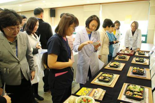 '503도시락 프로젝트'에 참가하는 한양대구리병원 임직원들이 503식단 메뉴를 살펴보고 있다. ⓒ CJ프레시웨이
