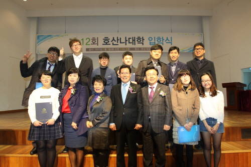 입학식서 장학금을 수여받은 학생들과 호산나대학 관계자, 국제라이온스협회 354-D 지구 강명영 총재(아랫줄 가운데)가 함께 기념촬영을 했다. ⓒ 프라임경제