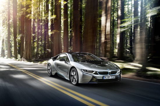 '플러그인 하이브리드 스포츠카' BMW i8은 트윈파워 터보 기술과 지능형 에너지 관리 시스템이 적용된 e드라이브 기술의 결합으로 최고출력 362마력의 힘을 발휘한다. ⓒ BMW 코리아