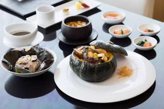 무궁화가 '약선 보양 특선' 첫 시리즈로 활전복 한우 갈비찜 코스를 준비했다. ⓒ ㈜부산롯데호텔