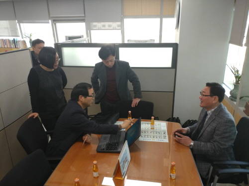 페어스페이스가 내놓은 성금은 소외이웃을 위한 노트북 구입에 사용됐다. 사진은 노트북 기종 설명 및 시연 장면. ⓒ 피플앤컴