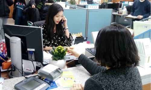 두툼한 서류뭉치로 가득한 테이블 위에 놓인 꽃 한송이는 '업무 중 한떨기 작은 휴식'을 나타낸다 ⓒ 안양시