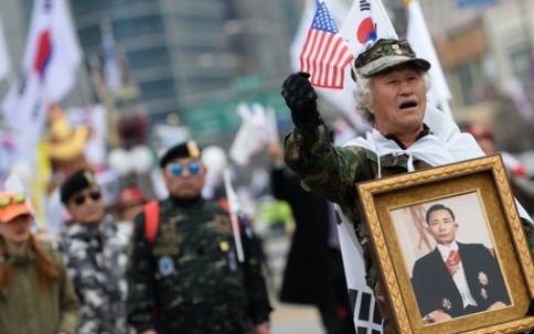 아직도 많은 국민들에게 박근혜 체제는 박정희 체제 그 자체이며 성역이다. 이번 탄핵 인용 결정은 헌정 개념과 질서가 박정희 체제의 공로에 우선한다는 살부 의식에 해당한다는 풀이가 나온다. 사진은 박근혜 지지 시위 와중에 등장한 고 박정희 대통령 사진. ⓒ 뉴스1